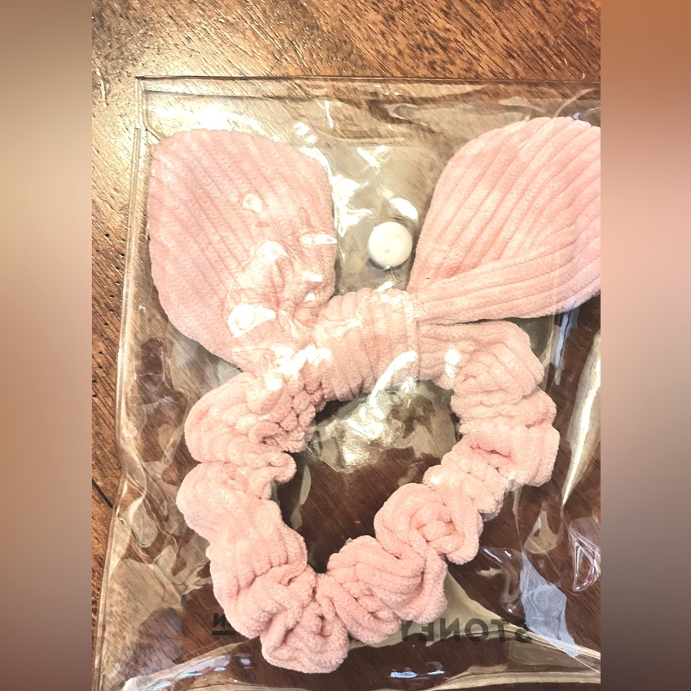 Two NEW Stoney Clover Scrunchies 💋